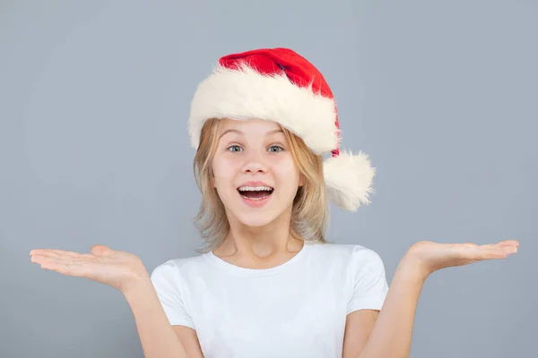 Χριστουγεννιάτικο Πορτρέτο Του Ενθουσιασμένοι Έκπληξη Κορίτσι Παιδί Στο Καπέλο Σάντα — Φωτογραφία Αρχείου