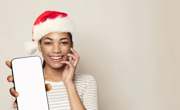 Χριστουγεννιάτικο Πορτρέτο Γυναίκας Ευτυχισμένη Γυναίκα Φορώντας Σάντα Καπέλο Κρατώντας Smartphone — Φωτογραφία Αρχείου