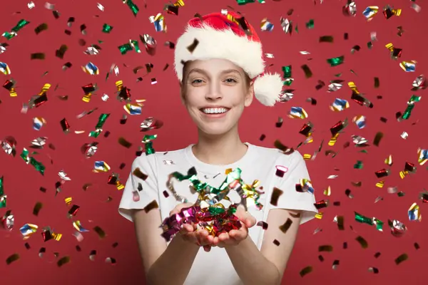 Jeune Femme Parfaite Dans Chapeau Père Noël Avec Pluie Confettis — Photo