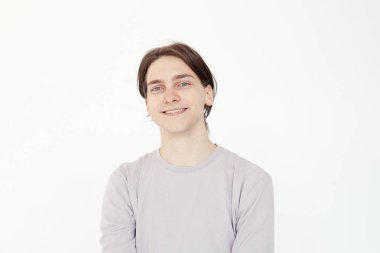 Beyaz arka planda neşeli bir adam