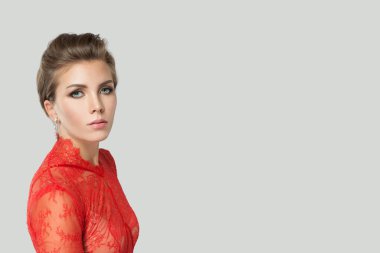 Beyaz arka planda güzel esmer kadın, mükemmel yüz kapanışı.