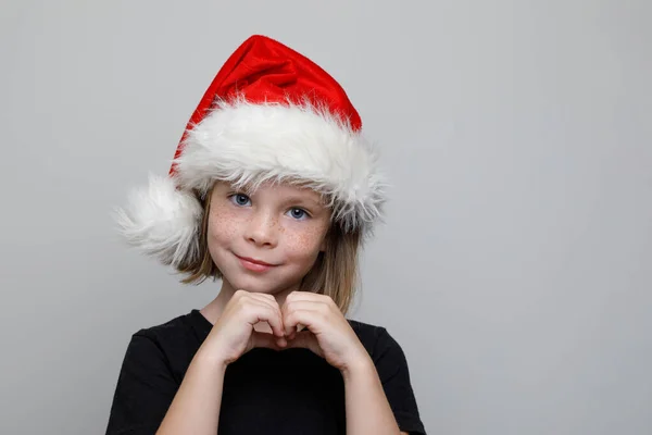 Mutlu Noel Kızı Ellerinden Kalbini Gösteriyor Xmas Portresi — Stok fotoğraf