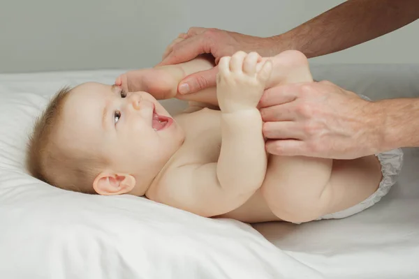 Små Barn Gör Baby Massage Och Gymnastik Med Sin Far — Stockfoto