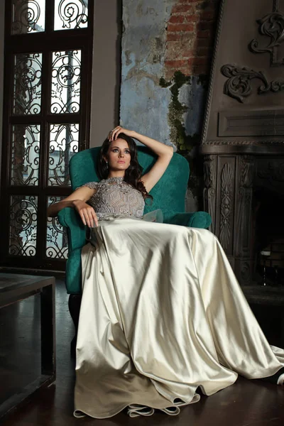 Całkiem Modna Kobieta Luksusowej Sukience Spoczywa Fotelu Kryty Portret Mody — Zdjęcie stockowe