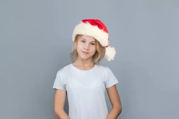 Menina Bonito Papai Noel Fundo Azul Retrato Natal — Fotografia de Stock