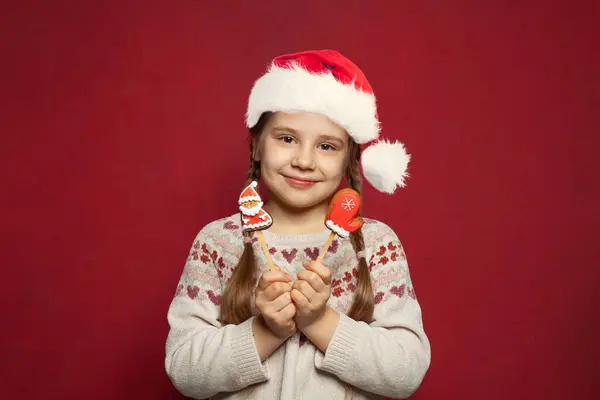 Χαρούμενα Χριστούγεννα Κορίτσι Παιδί Μπισκότα Τροφίμων Χριστούγεννα Μελόψωμο Κόκκινο Φόντο — Φωτογραφία Αρχείου