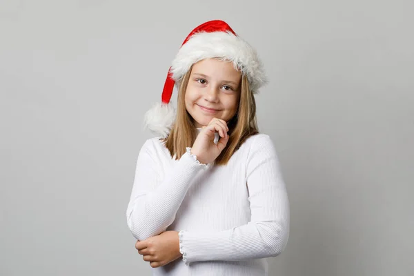 Aranyos Karácsonyi Gyerek Kislány Mikulás Kalap Mosolygós Fehér Háttér Xmas — Stock Fotó