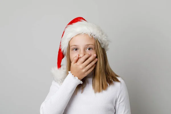 Meglepett Karácsonyi Gyerek Lány Mikulás Néz Kamera Xmas Portré — Stock Fotó