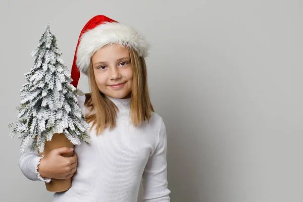 Karácsonyi Lány Karácsonyfa Áll Fehér Háttér Karácsonyi Koncepció — Stock Fotó