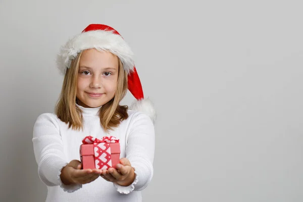 Tatlı Mutlu Çocuk Noel Baba Beyaz Stüdyo Duvarına Kırmızı Noel — Stok fotoğraf