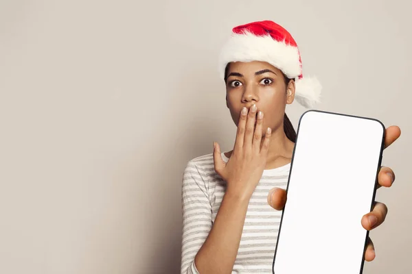 Χριστουγεννιάτικη Ιδέα Νίκαια Έκπληξη Γυναίκα Σάντα Καπέλο Κρατώντας Smartphone Κενή — Φωτογραφία Αρχείου