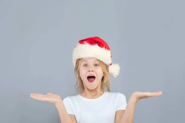 Χριστουγεννιάτικο Κορίτσι Έφηβος Σάντα Καπέλο Άδεια Χέρια Ανοιχτή Παλάμη Μπλε — Φωτογραφία Αρχείου