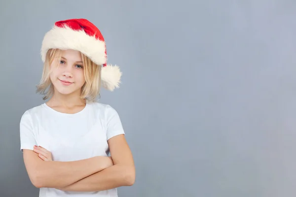 Noel Kızı Mavi Pankartta Noel Baba Şapkalı Tatlı Kız — Stok fotoğraf