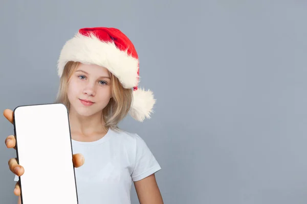 Adorable Fille Noël Père Noël Avec Smartphone Sur Fond Gris — Photo