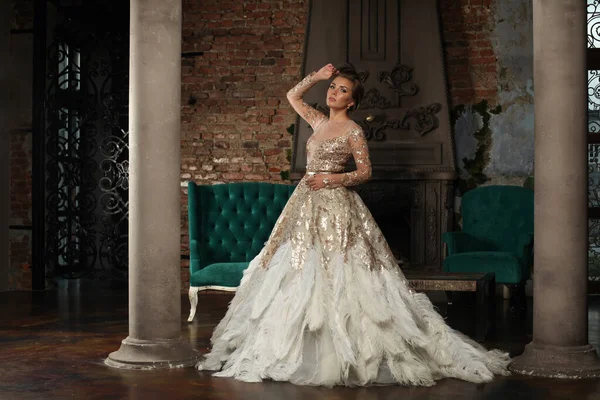 Divat Modell Arany Hosszú Luxus Ruha Beauty Woman Tánc Felett — Stock Fotó