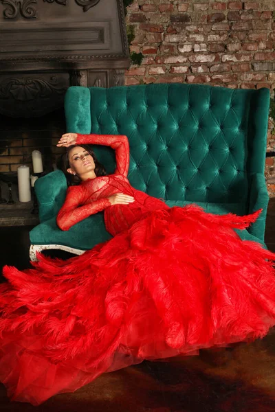优雅漂亮的模特性感女人穿着时尚迷人的红色婚纱参加浪漫约会或派对 在装饰设计师的房间 家或宾馆休息 — 图库照片