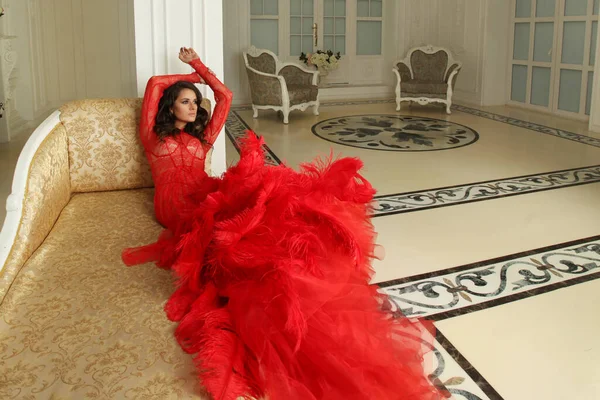 Hermosa Mujer Vestido Rojo Glamoroso Sofá Interior Lujo Con Azulejos — Foto de Stock