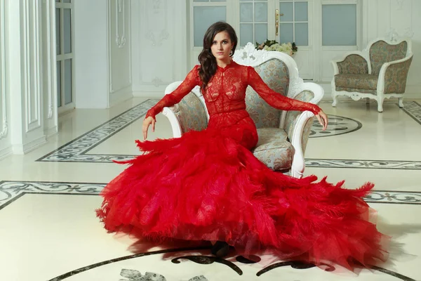 Şatafatlı Mekanda Uzun Kırmızı Gece Elbisesi Giyen Mükemmel Model Kadın — Stok fotoğraf