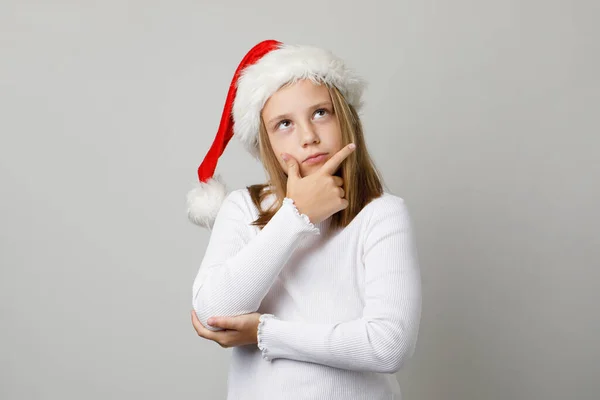 Karácsonyi Gyermek Lány Santa Kalap Gondolkodás Fehér Háttér — Stock Fotó