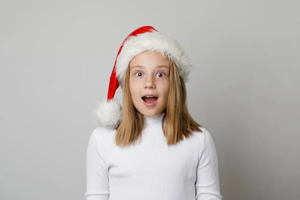 Vonzó Izgatott Gyerek Lány Visel Mikulás Kalap Fehér Háttér Karácsonyi — Stock Fotó