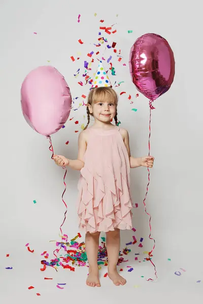 Portret Szczęśliwego Dziecka Balonem Kolorowym Deszczu Konfetti Białym Tle — Zdjęcie stockowe