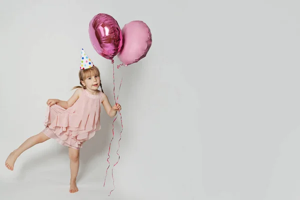 Szczęśliwy Dzieciak Różowym Balonem Białym Tle Baner Ściany Studio — Zdjęcie stockowe