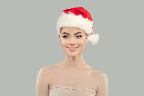 赤いサンタの帽子を身に着けている幸せなクリスマスモデル Xmasの肖像画 — ストック写真