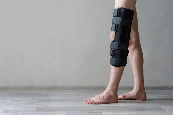 Physiotherapy Orthopedic Leg Brace Knee Injury Rehabilitation — Stock Photo, Image