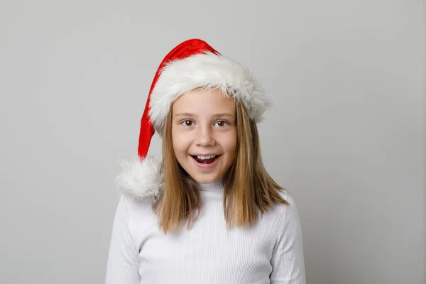 陽気な驚きの小さな子供少女サンタは白い背景で楽しんでいる — ストック写真