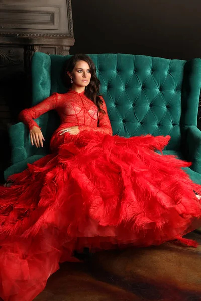 Şatafatlı Bir Mekanda Kırmızı Gece Elbisesi Giyen Güzel Bir Kadının — Stok fotoğraf