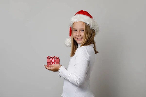 Beyaz Arka Planda Kırmızı Hediye Kutusu Olan Yaramaz Kız Noel — Stok fotoğraf