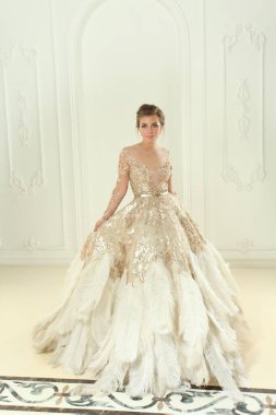 Muhteşem elbiseli güzel esmer model kadın, iç mekan moda güzellik portresi.