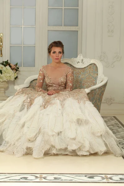 优雅迷人的女模特 身穿完美的晚礼服 躺在豪华室内装饰的扶手椅上 — 图库照片