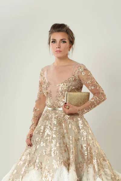 Модний Портрет Елегантної Розкішної Жінки Модній Золотій Вечірній Сукні Тримає — стокове фото