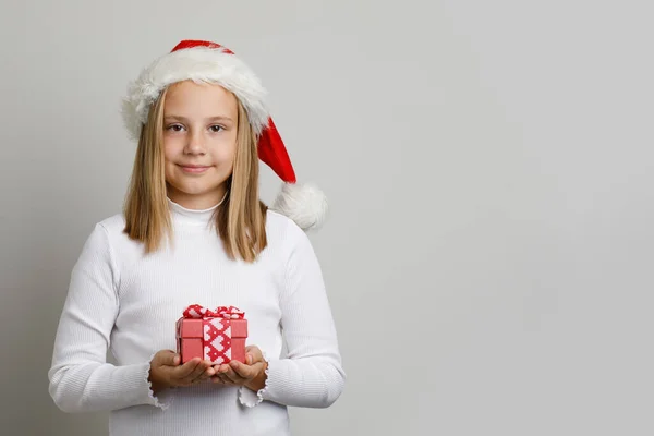 Noel Hediyesi Portresi Olan Şirin Çocuk Noel Baba — Stok fotoğraf