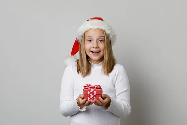Noel Çocuk Portresi Noel Baba Şapkalı Mutlu Kız Noel Hediyeli — Stok fotoğraf