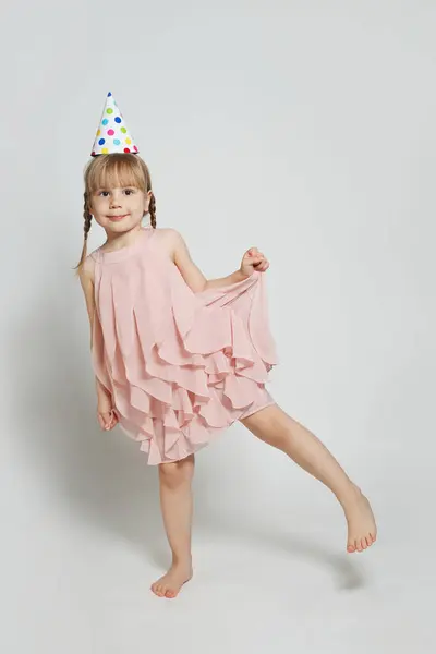 Happy Atrakcyjne Śmieszne Dziecko Dziewczyna Urodziny Party Kapelusz Pozowanie Białym — Zdjęcie stockowe
