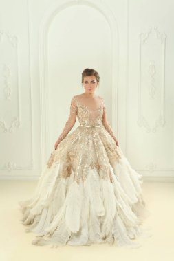 Beyaz iç çamaşırlı, altın elbiseli güzel bir kadının moda portresi.