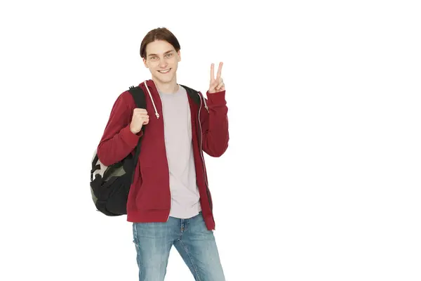 白い背景に隔離された赤いカジュアルなジップアップパーカーで幸せな若い男の学生 — ストック写真