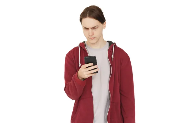 Jongeman Draagt Rode Casual Zip Hoodie Met Behulp Van Smartphone — Stockfoto