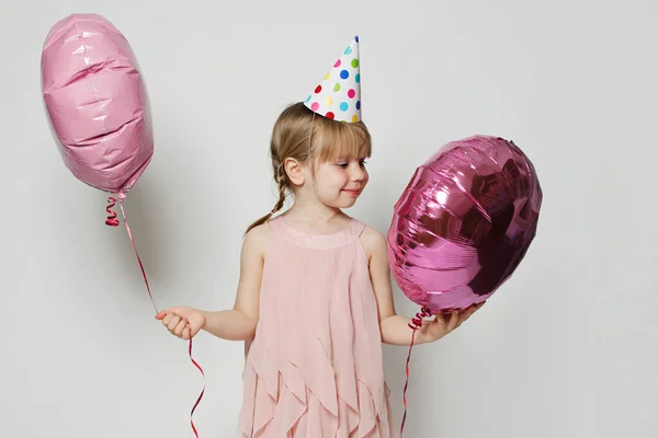 Cute Wesoły Uśmiechnięty Dzieciak Dziewczyna Dwóch Różowy Hel Balon Białym — Zdjęcie stockowe