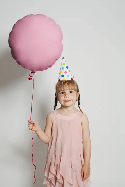 Pozytywne Małe Dziecko Ubrane Różowe Świąteczne Ubrania Niesie Balony Świętuje — Zdjęcie stockowe