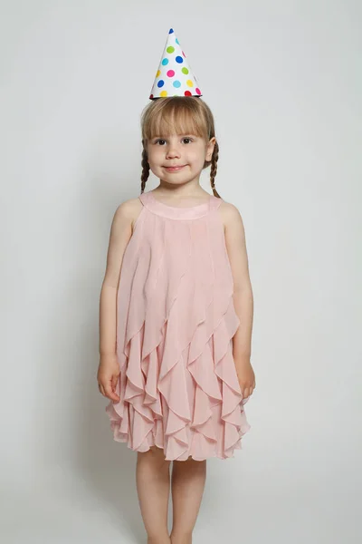 Ładne Dziecko Dziewczyna Sobie Różową Sukienkę Urodziny Party Kapelusz Stoi — Zdjęcie stockowe