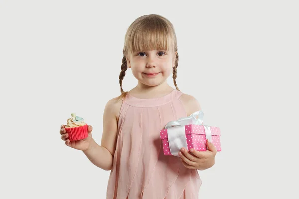 Szczęśliwy Uroczy Dziewczynka Babeczką Różowy Prezent Białym Tle — Zdjęcie stockowe
