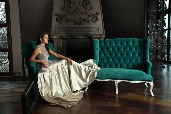 Молода Розкішна Жінка Срібному Вечірньому Вбранні Сидить Готельному Номері Модель — стокове фото