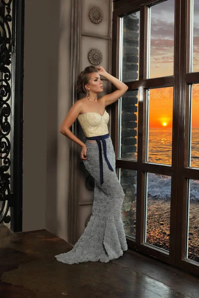 Klasik Lüks Otel Odasında Poz Veren Mükemmel Model Kadın Vogue — Stok fotoğraf