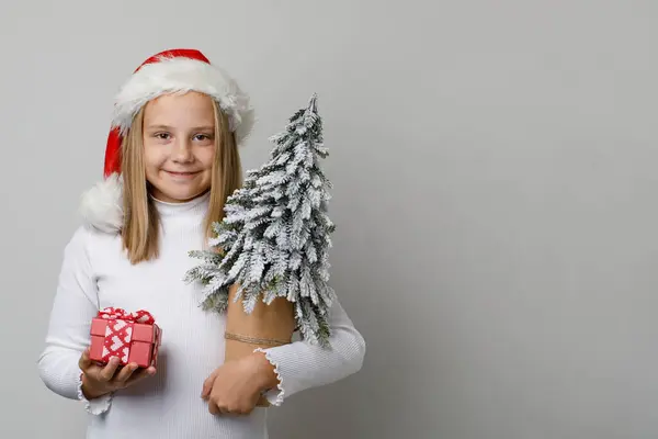Gülümseyen Çocuk Noel Baba Kırmızı Hediye Kutusunu Beyaz Arka Planda — Stok fotoğraf