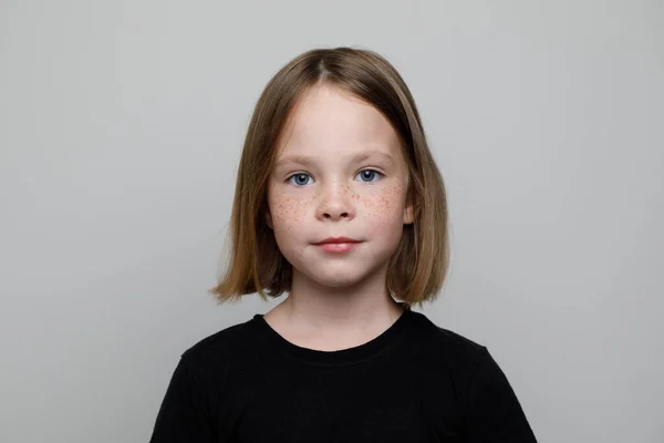 Крупним Планом Знімав Портрет Маленької Дівчинки Коричневим Волоссям Весела Дитина — стокове фото