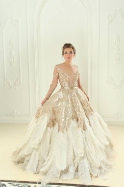 Altın Elbiseli Model. Kusursuz Makyajlı Moda Kadını ve Beyaz Arkaplan Üzerinde Parti Elbisesi Giyen Saç Tarzı