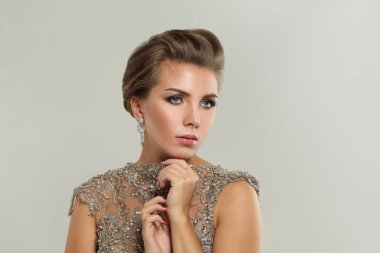 Makyajlı, pırlanta küpeli güzel bir kadın, moda güzelliği portresi